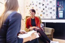 Бізнес-леді розмовляє з колегою-жінкою — стокове фото