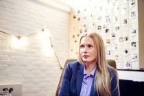Задумчивая деловая женщина в офисе — стоковое фото