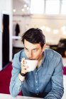 Вдумчивый бизнесмен пьет кофе — стоковое фото