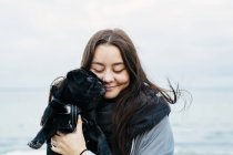 Frau trägt Hund — Stockfoto