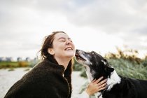 Женщина играет с собакой — стоковое фото