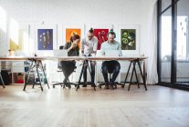 Творческие бизнесмены, работающие вместе — стоковое фото