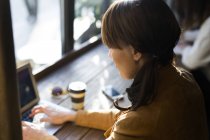 Frau benutzt Laptop in Café — Stockfoto