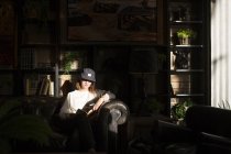 Жінка сидить на дивані в кафе — стокове фото