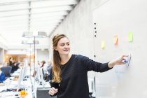 Geschäftsfrau wischt Whiteboard weg — Stockfoto