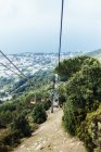Mann in Seilbahn über Berg — Stockfoto