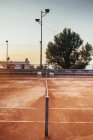 Пустой теннисный корт — стоковое фото