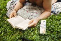 Mann liest auf Wiese — Stockfoto