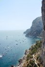 Costa Amalfitana contra el cielo despejado - foto de stock