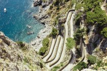 Montaña por mar en la costa de Amalfi - foto de stock