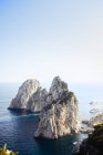 Скельні утворення на острові Капрі — стокове фото