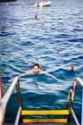 Mann schwimmt im Meer — Stockfoto