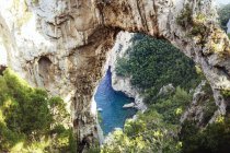 Arco de los amantes en la isla de Capri - foto de stock