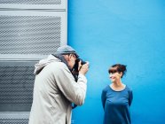 Man photographing woman — Stock Photo