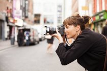 Frau fotografiert auf der Straße — Stockfoto