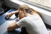 Femme d'affaires dormant sur la table dans le train — Photo de stock