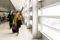 Les gens d'affaires marchent à l'aéroport — Photo de stock