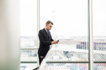 Businessman using smart phone — Stock Photo