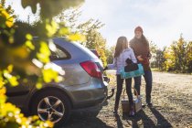 Mother and daughter standing by car — Stock Photo