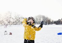 Rapaz feliz desfrutando de neve — Fotografia de Stock