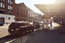 Автомобілі на вулиці міста в сонячний день — стокове фото