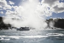 Fähre segelt durch Niagarafälle — Stockfoto