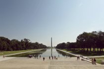 Туристы в мемориальном парке Линкольна — стоковое фото