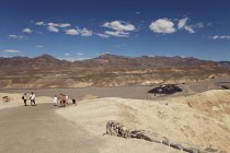 Touristes au parc national de la vallée de la Mort — Photo de stock