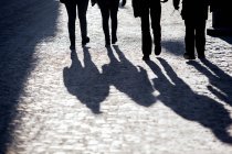 Silhouette Menschen zu Fuß auf Fußweg — Stockfoto