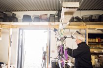Reparador sênior reparando bicicleta — Fotografia de Stock