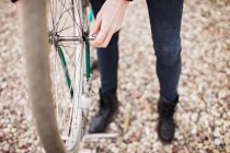 Женщина-механик, ремонтирующая велосипедные шины — стоковое фото