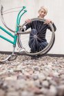 Mechanikerin repariert Fahrrad — Stockfoto