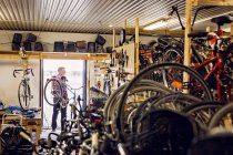 Ремонтник с велосипедом — стоковое фото