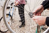 Человек ремонтирует велосипедные шины — стоковое фото