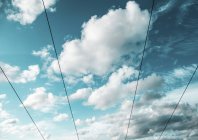 Câbles de remontée mécanique contre ciel nuageux — Photo de stock