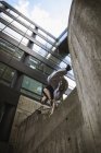 Homme sautant par-dessus mur de soutènement — Photo de stock
