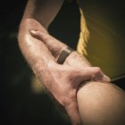 Männer halten Händchen — Stockfoto