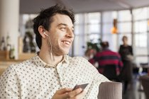 Щасливий бізнесмен розмовляє через навушники — стокове фото
