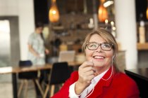 Щаслива бізнес-леді розмовляє через навушники — стокове фото