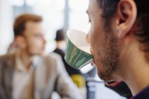 Junger Mann trinkt Tee im Restaurant — Stockfoto