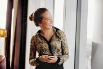 Lächelnde Geschäftsfrau mit Smartphone — Stockfoto