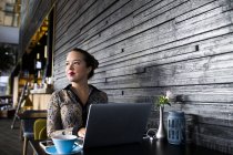 Mulher de negócios bonita usando laptop — Fotografia de Stock