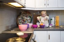 Nettes Mädchen bereitet Pfannkuchen zu — Stockfoto