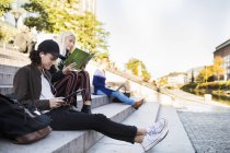 Teenage friends sitting and relaxing — Stock Photo