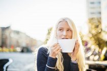 Mädchen trinkt Kaffee — Stockfoto