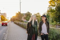 Teenager-Freunde laufen auf Fußweg — Stockfoto