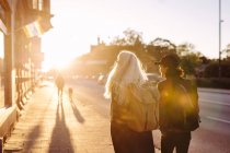 Teenager-Freunde laufen auf Fußweg — Stockfoto