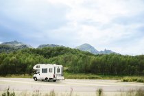Caravane sur route de montagne — Photo de stock