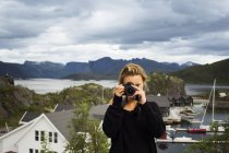 Женщина фотографирует через цифровую камеру — стоковое фото