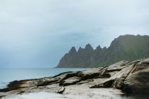 Vista idilliaca delle montagne rocciose — Foto stock